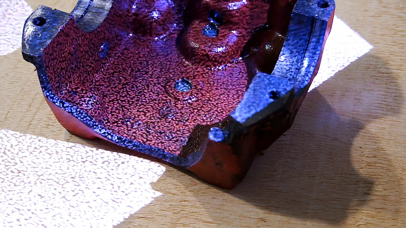 Carcasa industrial bajo el patrón de luz del escáner 3D