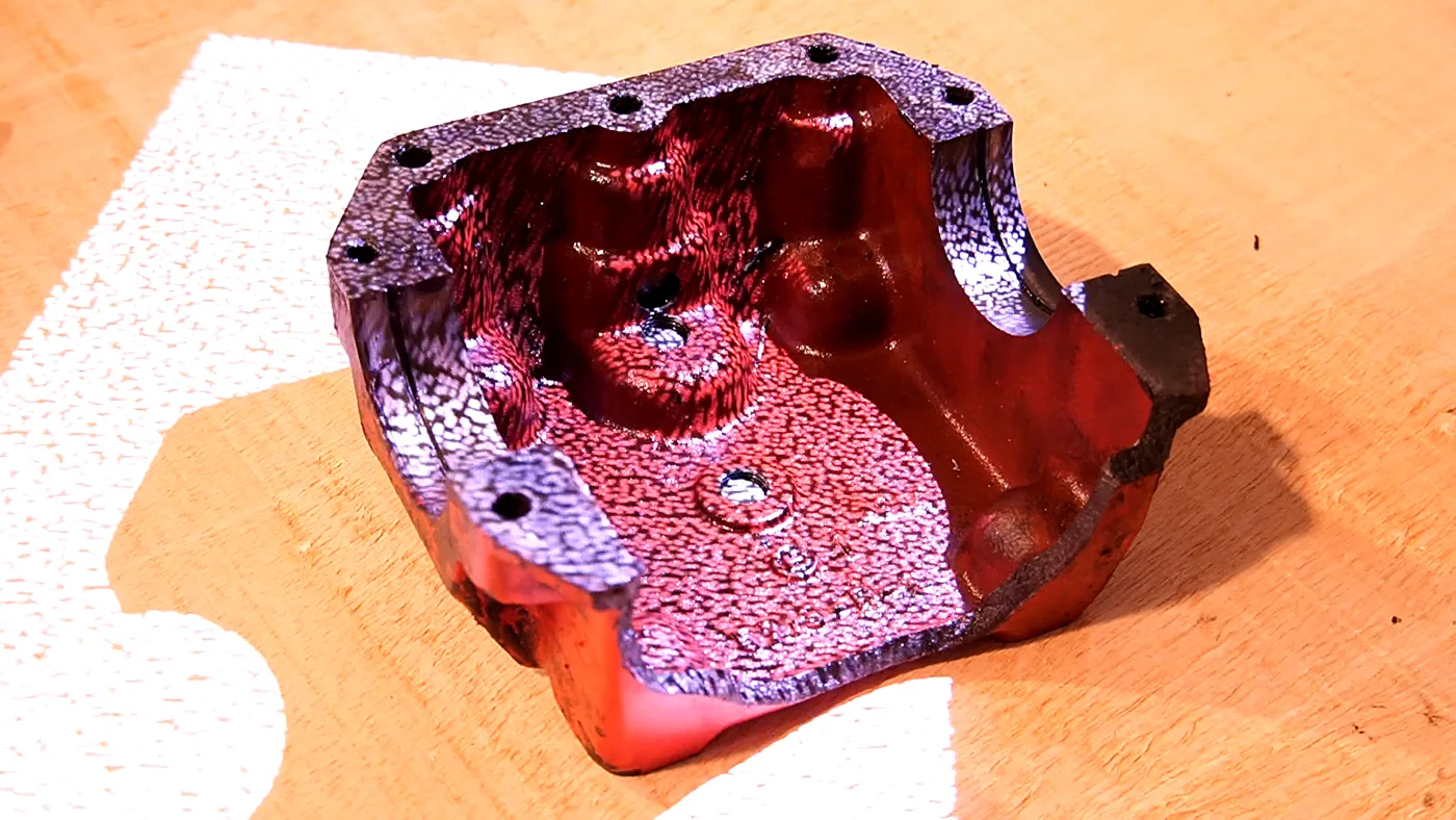 Pieza bajo la luz del escáner 3D, con dianas de referencia